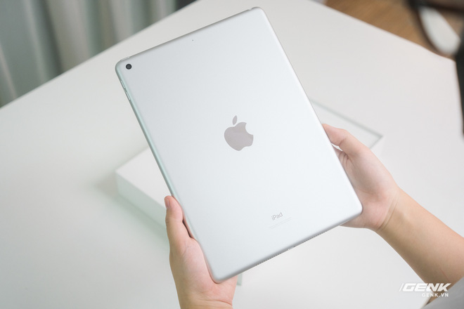 Trên tay iPad 9 tại VN: Thiết kế lỗi thời nhưng vẫn sẽ bán rất chạy! - Ảnh 3.