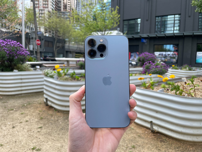 iPhone 13 Pro Max, Sierra Blue: The iPhone 13 Pro Max in Sierra Blue is a true showstopper. This sophisticated color adds a touch of elegance to a phone that is already packed with amazing features. You won\'t want to miss out on this color - click on the image to see it for yourself!