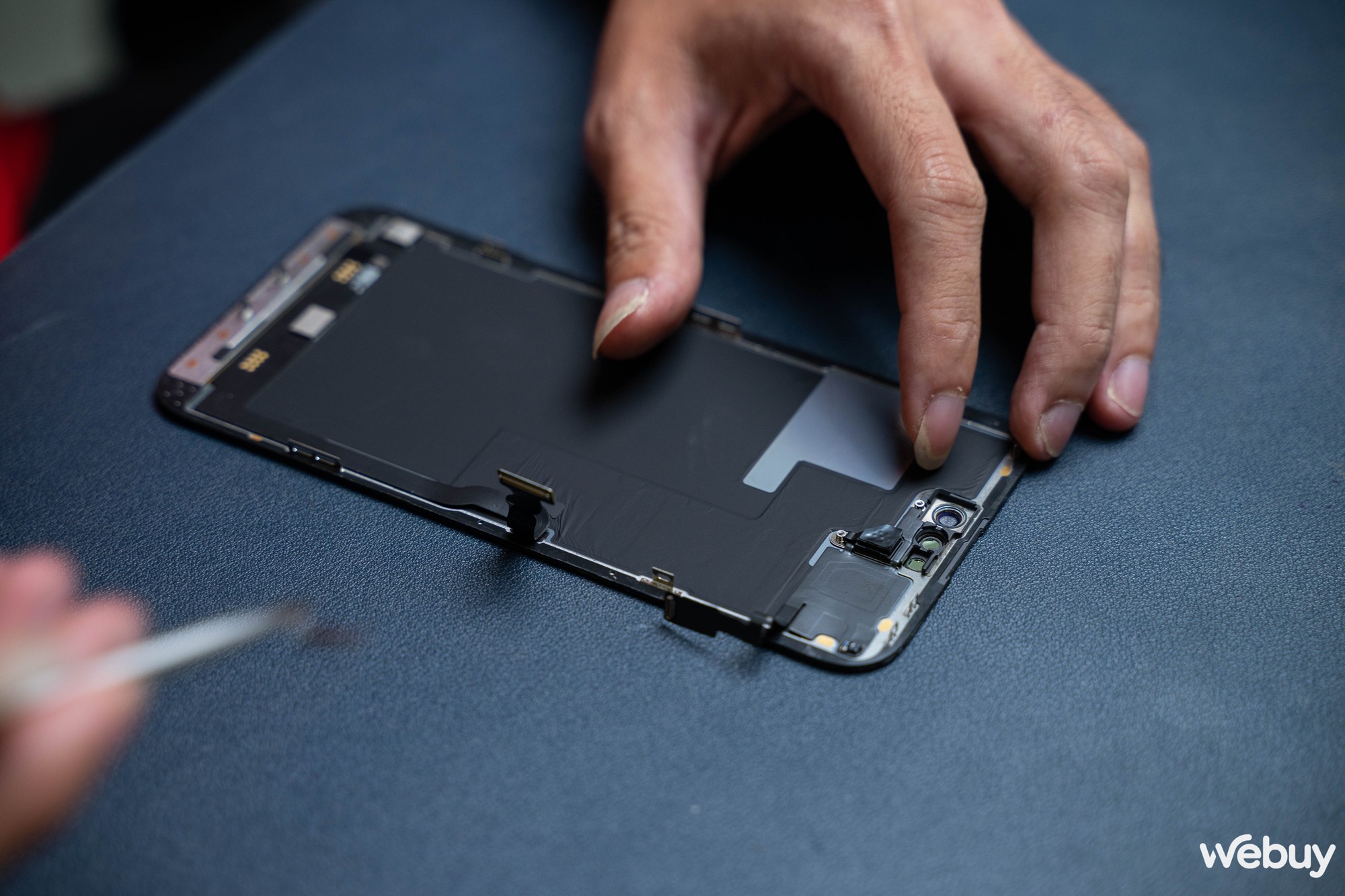 Mổ bụng iPhone 14 Pro Max tại Việt Nam: Smartphone đầu tiên của Apple với màn hình "đục lỗ" - Ảnh 10.