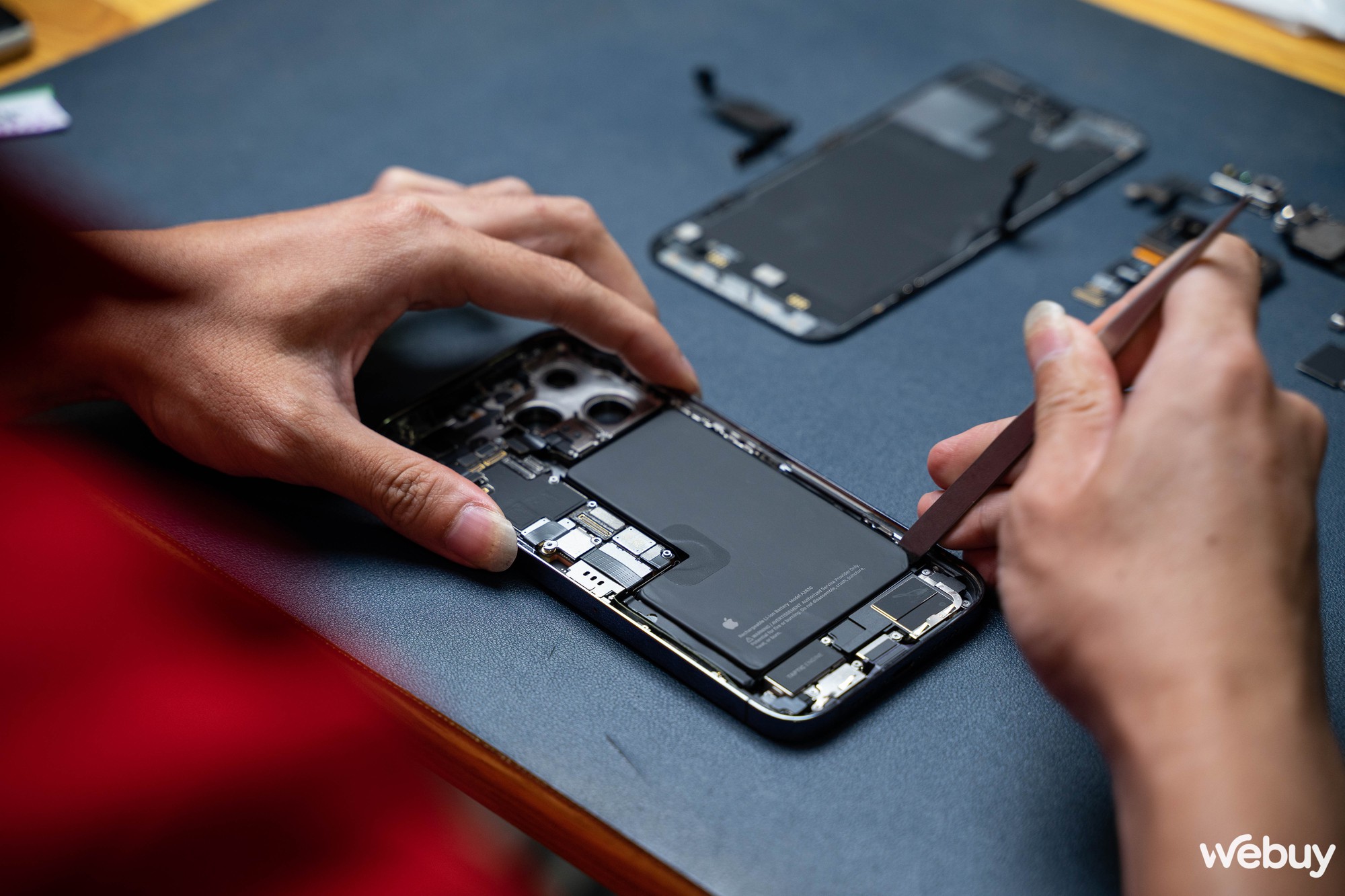 Mổ bụng iPhone 14 Pro Max tại Việt Nam: Smartphone đầu tiên của Apple với màn hình "đục lỗ" - Ảnh 7.