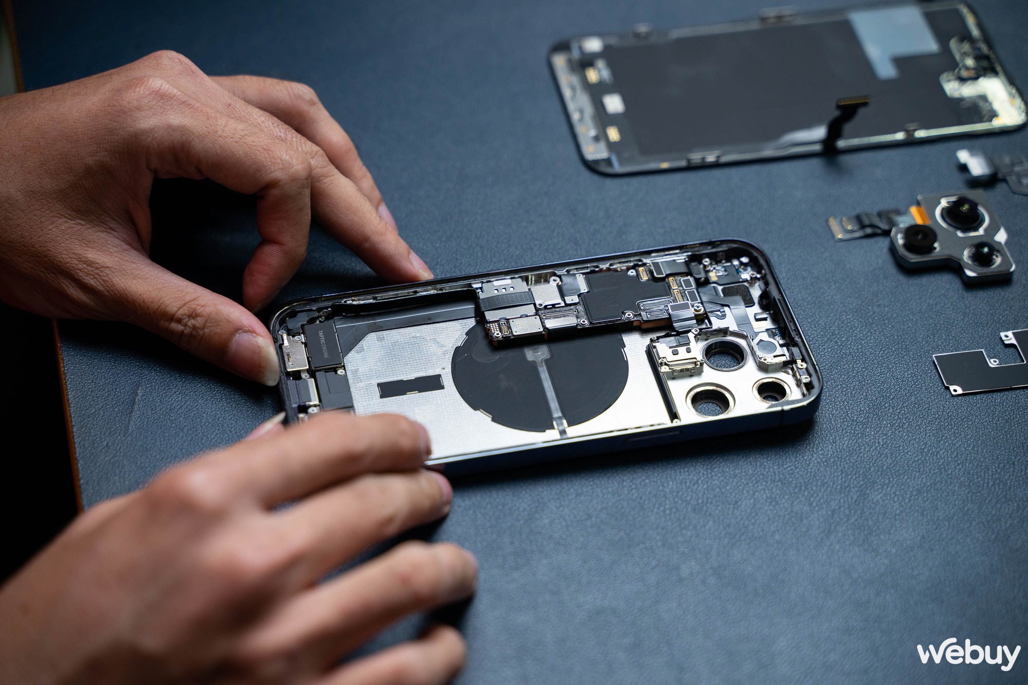 Mổ bụng iPhone 14 Pro Max tại Việt Nam: Smartphone đầu tiên của Apple với màn hình "đục lỗ" - Ảnh 13.